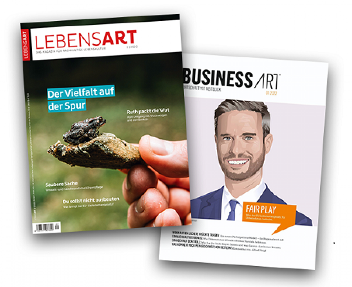Die beiden Magazine Lebensart 2/2022 und Businessart 1/2022 liegen aufgefächert nebeneinander. 