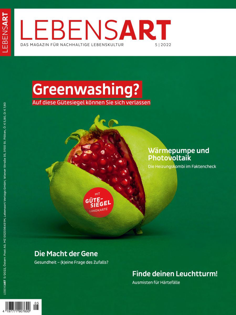 Ein hellgrüner Granatapfel auf dunkelgrünem Hintergrund. Die Frucht ist aufgeschnitten und das herrlich rote Innere wird sichtbar. Text: Greenwashing? Auf diese Gütesiegel können Sie sich verlassen.