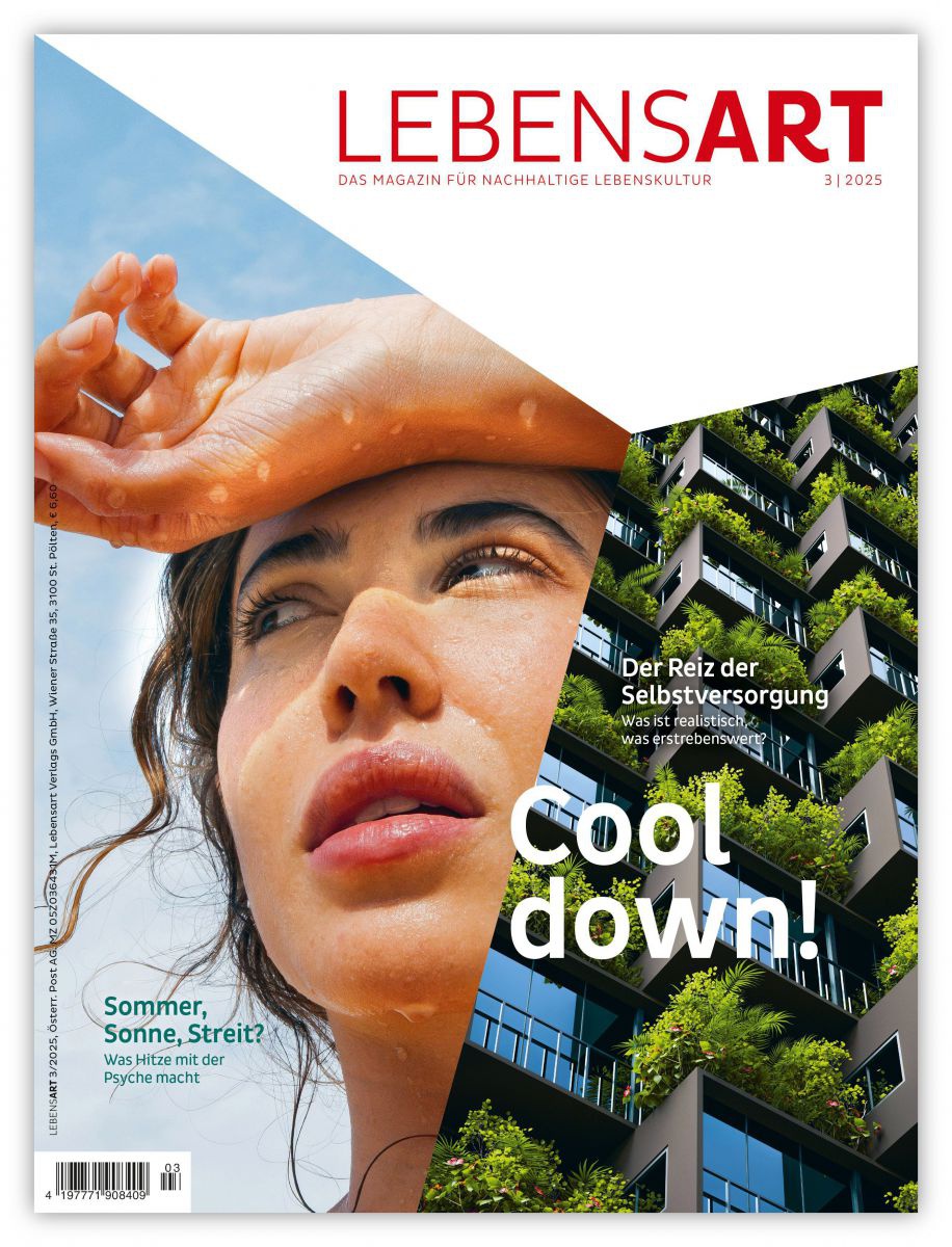 Das Cover der LEBENSART 3/2025: auf der linken Seite das Gesicht einer Frau, der Schweißperlen im Gesicht stehen, sie hält sich den Handrücken an die Stirn; rechts ein verschachteltes Hochhaus mit viel grünem Bewuchs auf Balkonen. Titel: Cool down! 