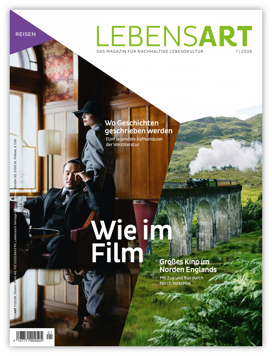 Das Bild links zeigt ein Paar in einer holzvertäfelten Lounge, Kleidungsstil erinnert an frühes 20. Jahrhundert. Im Bild rechts fährt eine Eisenbahn über ein Viadukt durch eine grüne Landschaft und zieht dicke weiße Dampfwolken hinter sich her. 