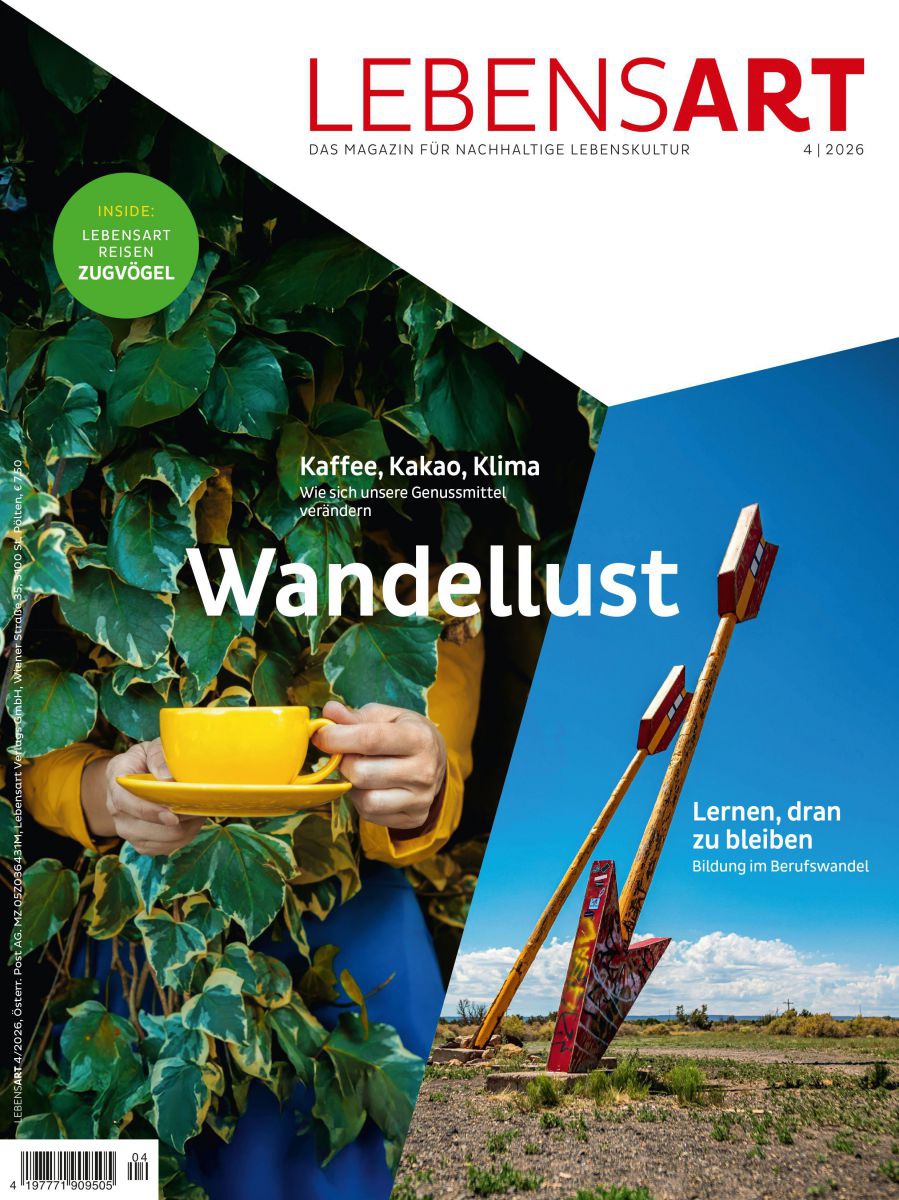 Cover der LEBENSART 4/2026: Bild links zeigt eine Person, die hinter Efeuranken versteckt sitzt und nur die Hände, die eine gelbe Kaffetasse halten, herausstreckt. Rechts zwei riesige bunte Skulpturen in Pfeilform in einer karg bewachsenen, flachen Landsc